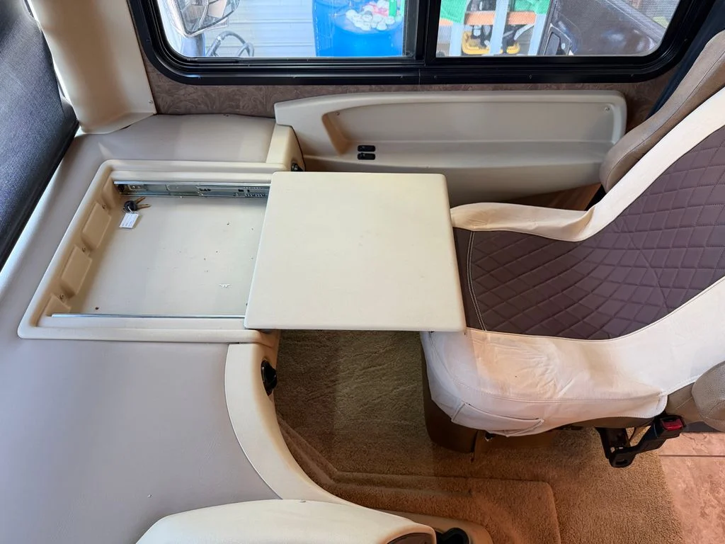 Used 2014  Tiffin  image 130