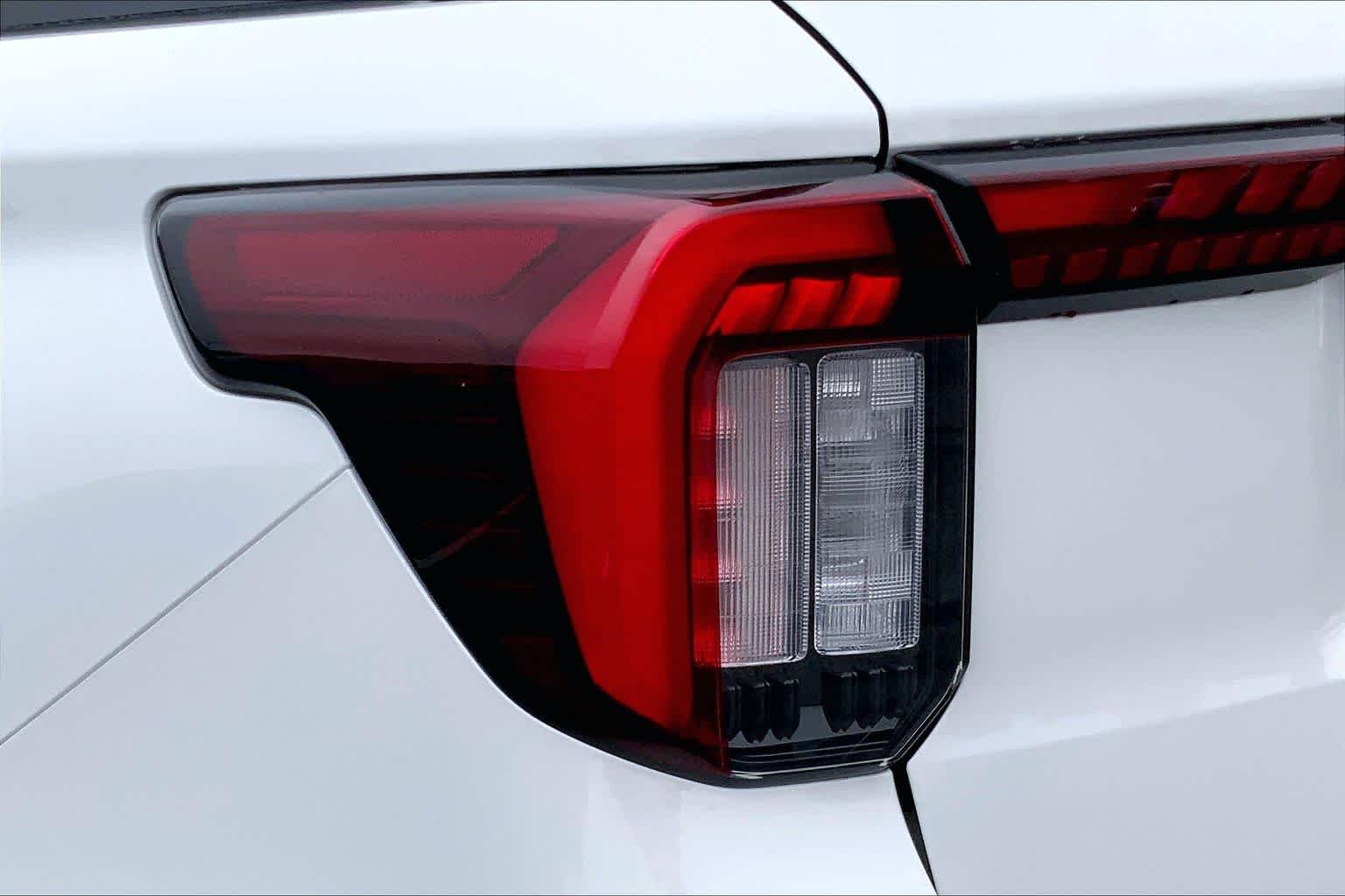 New 2026 Star White Metallic Tri-Coat Ford ST-Line image 11