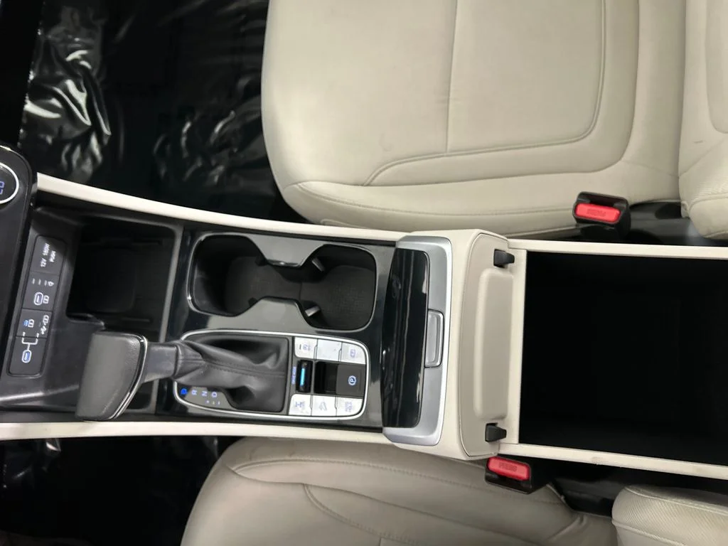 Used 2025 White Hyundai SEL image 14