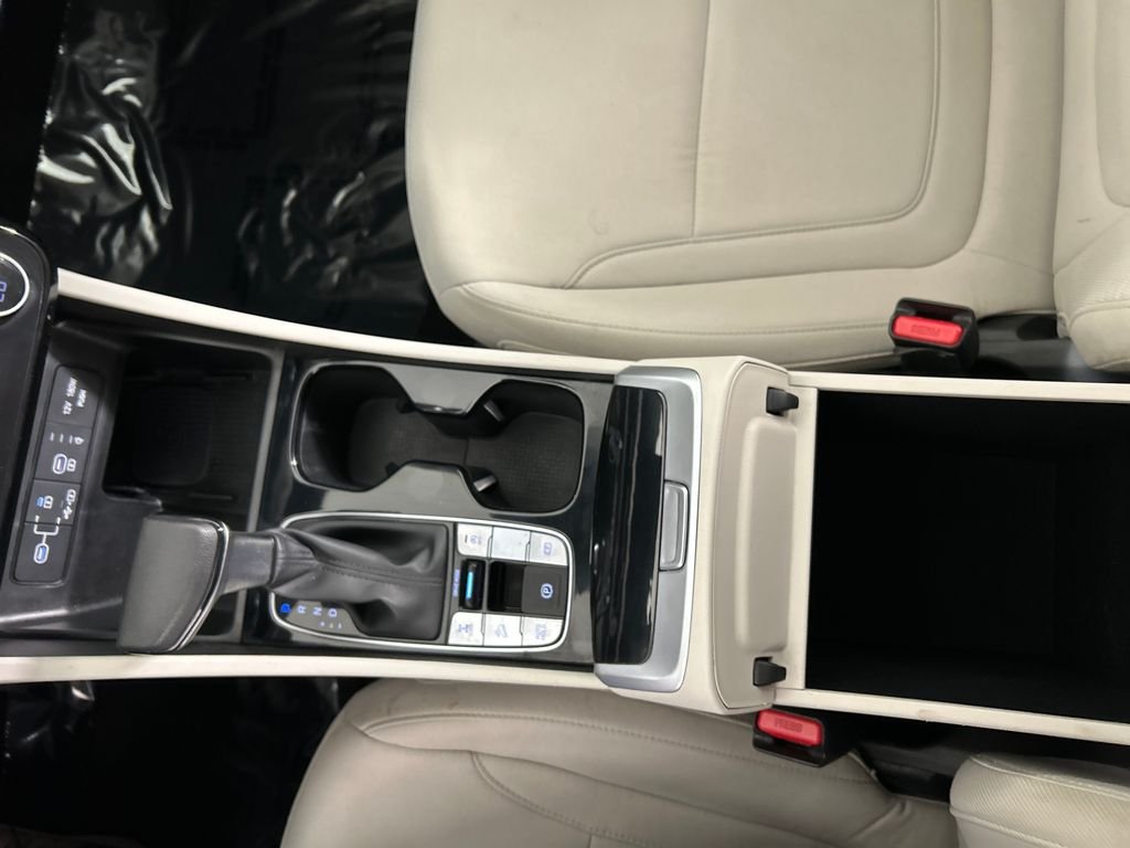 Used 2025 White Hyundai SEL image 14