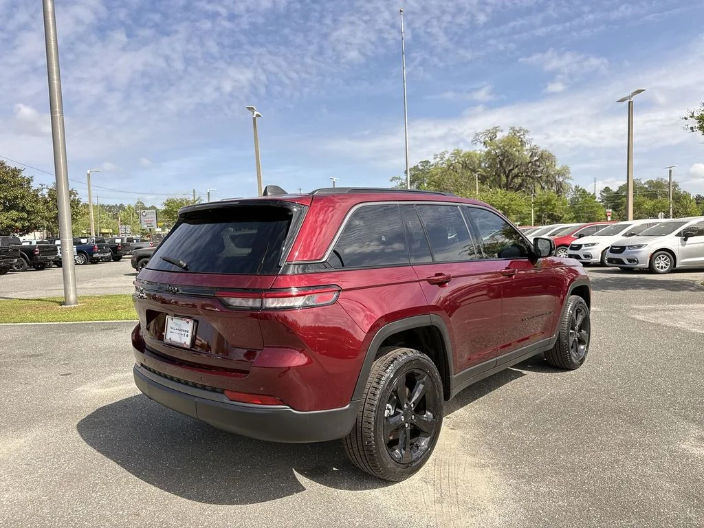 New 2026 Velvet Red Pearl-Coat Exterior Paint Jeep Limited image 3