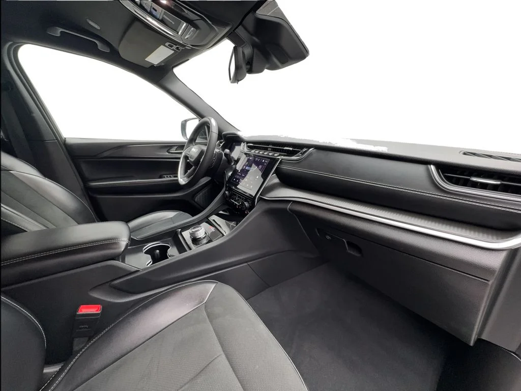 Used 2024 White/off-white Jeep Altitude image 31
