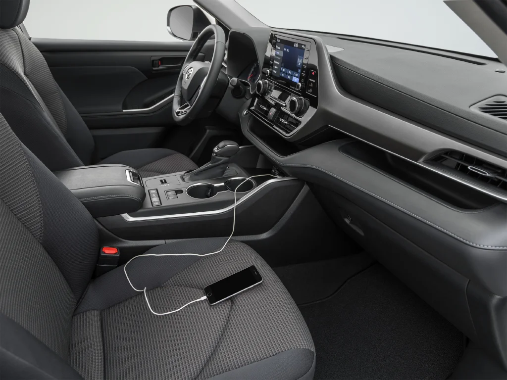 Used 2020 White Toyota XLE image 33