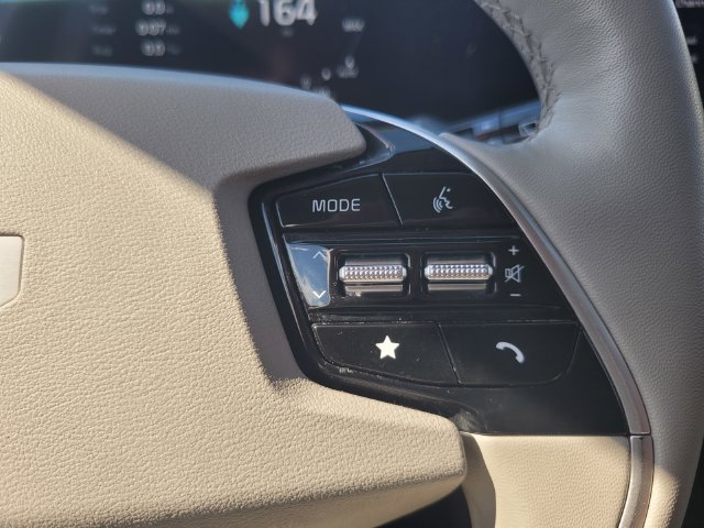 Used 2023 White Kia Wave image 27