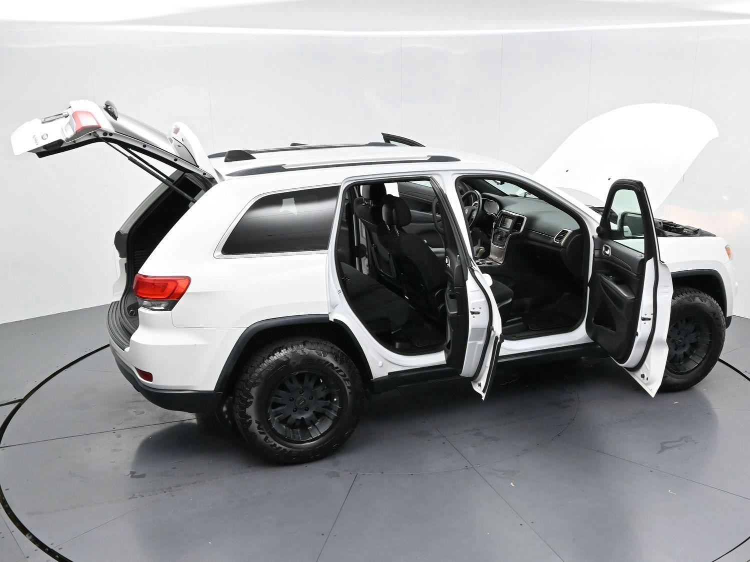 Used 2016 Bright White Clearcoat Jeep Laredo image 35