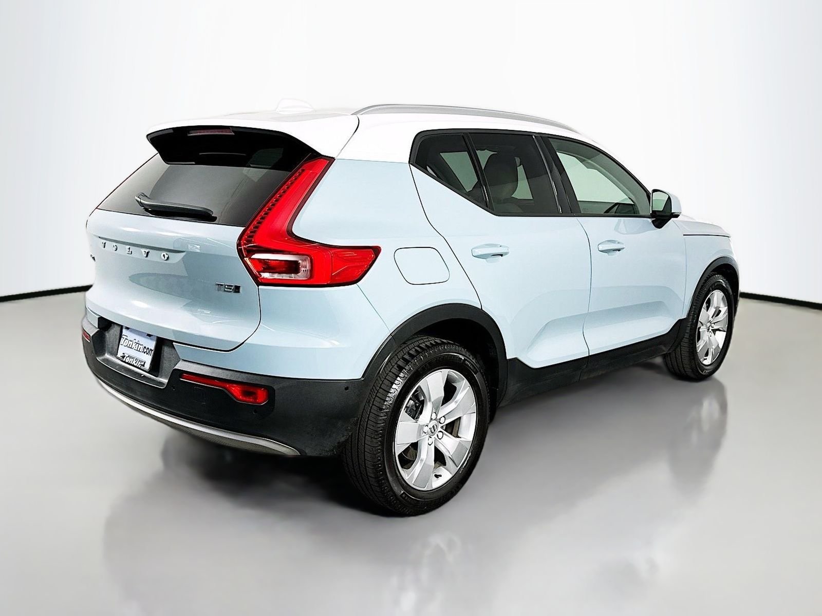 Used 2019 Amazon Blue Volvo Momentum image 6