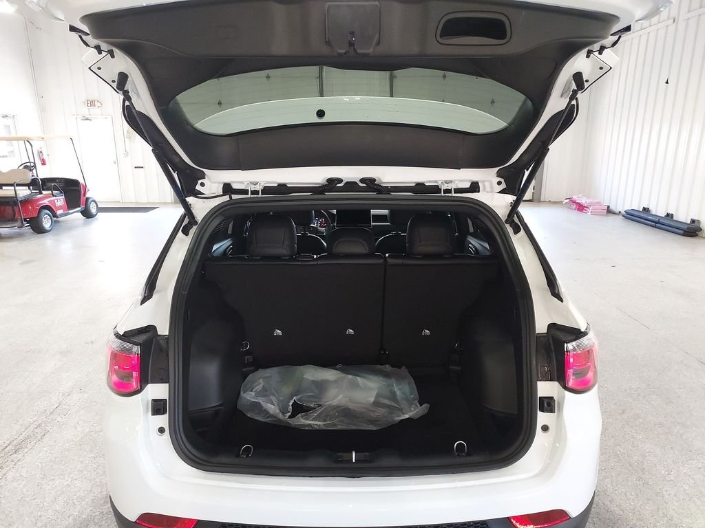 New 2026 White Jeep Latitude image 26