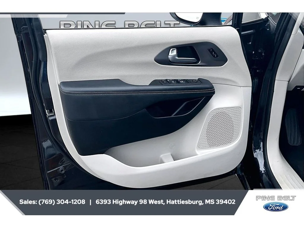 Used 2023 Brilliant Black Crystal Pearlcoat Chrysler Touring L image 18