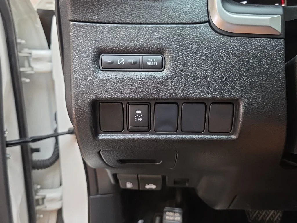 Used 2018 Pearl White Nissan S image 22