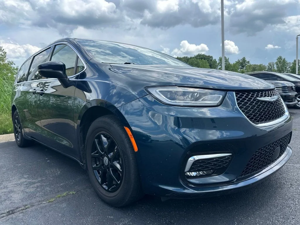 Used 2023 Blue Chrysler Touring L image 3