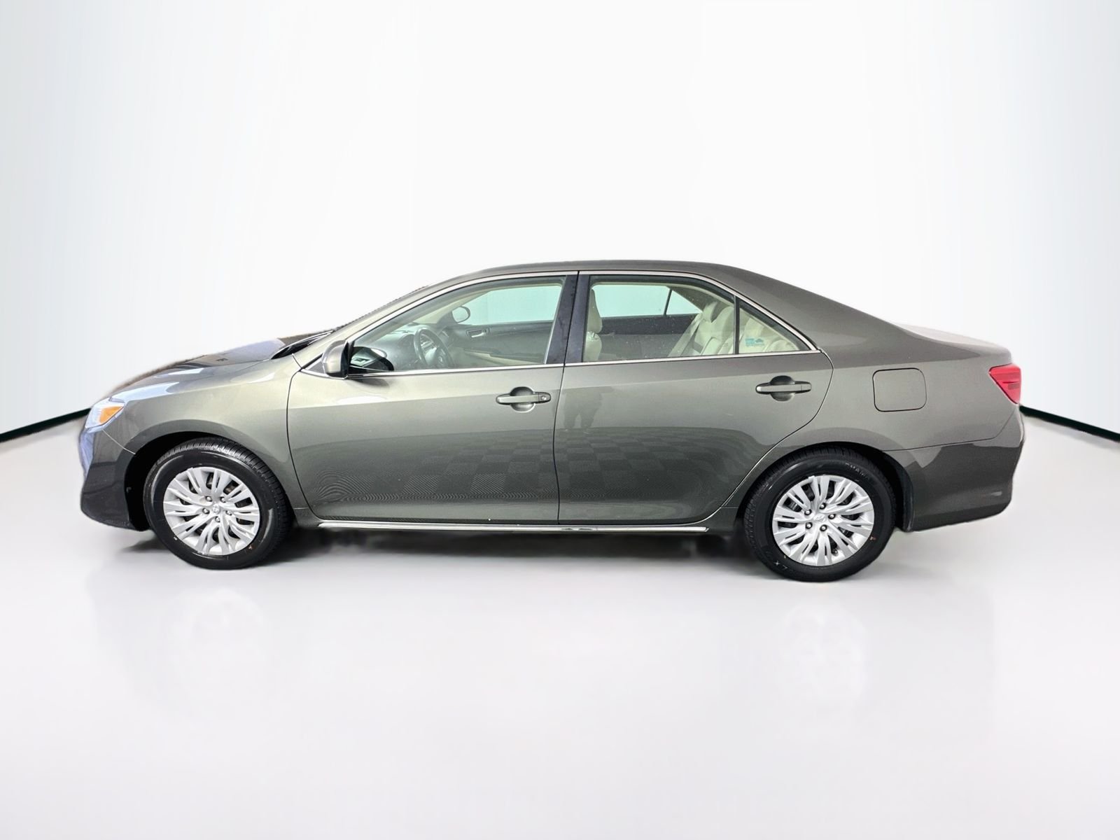 Used 2012 Green Toyota LE image 4