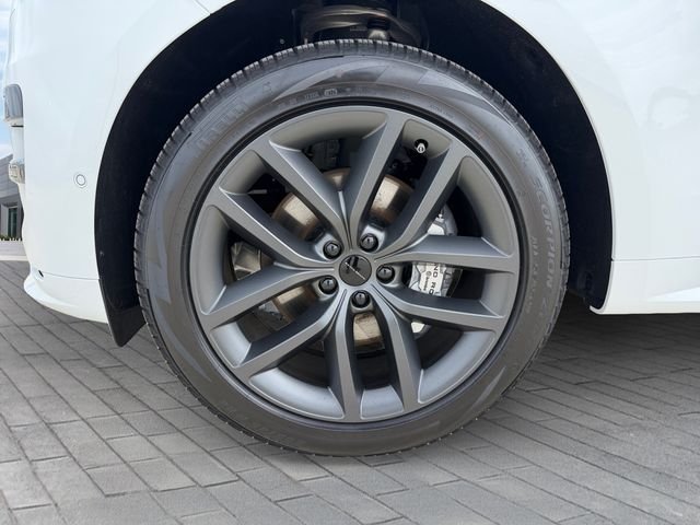 New 2026 Fuji White Land Rover Dynamic SE image 9