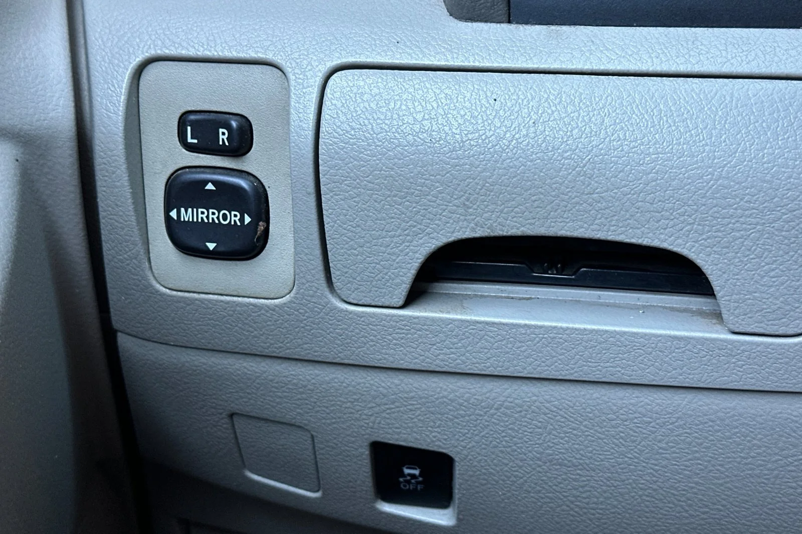 Used 2010 White Toyota  image 25