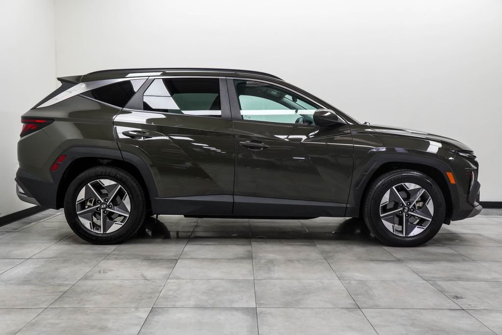 Used 2025 Green Hyundai SEL image 10