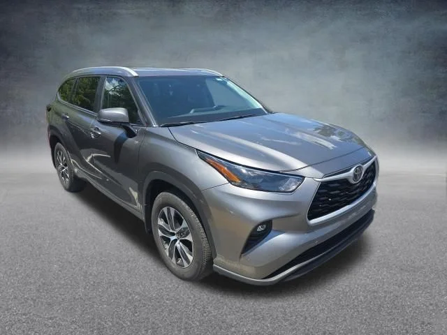 Used 2025  Toyota XLE image 5