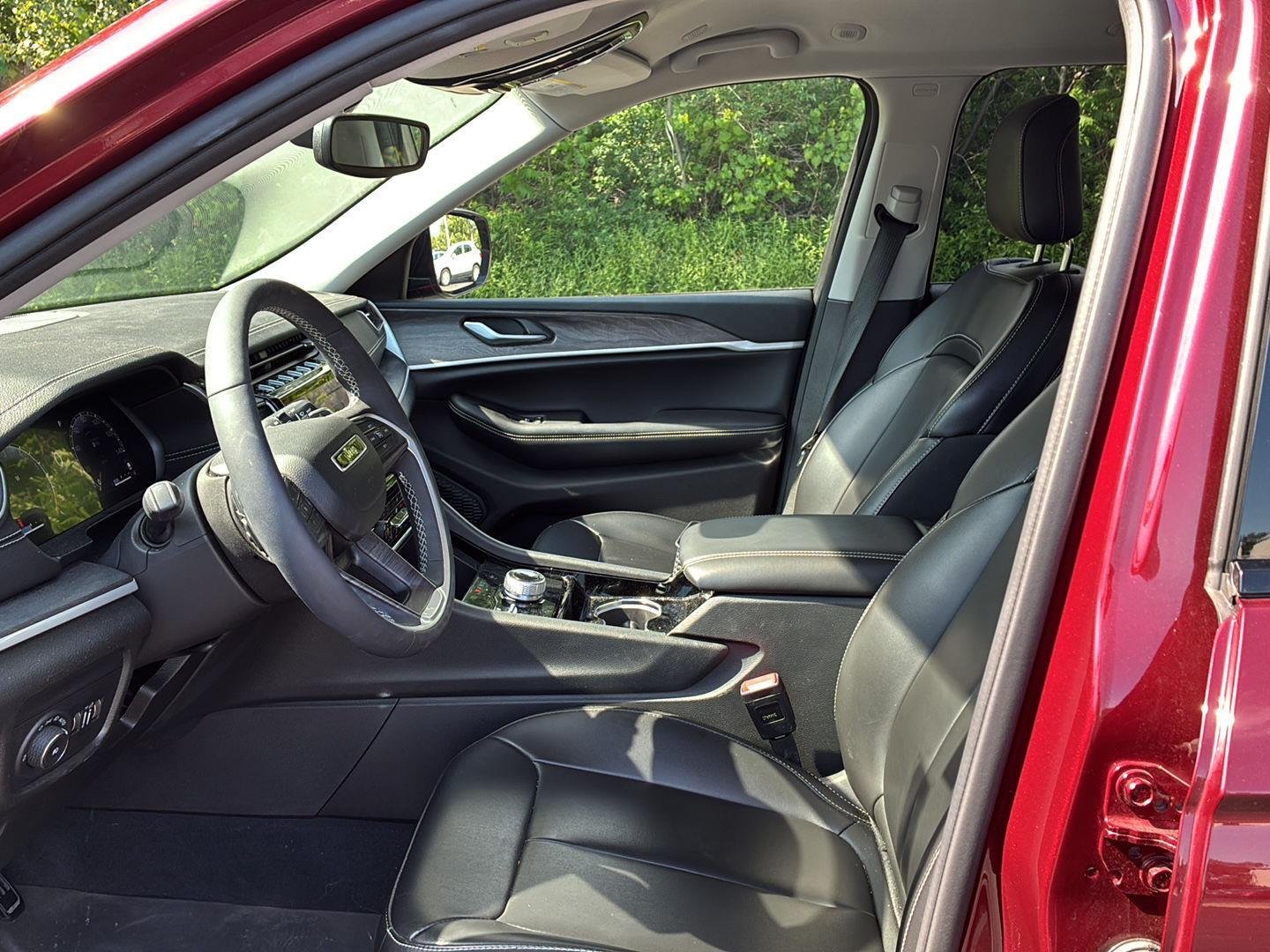Used 2023  Jeep  image 8