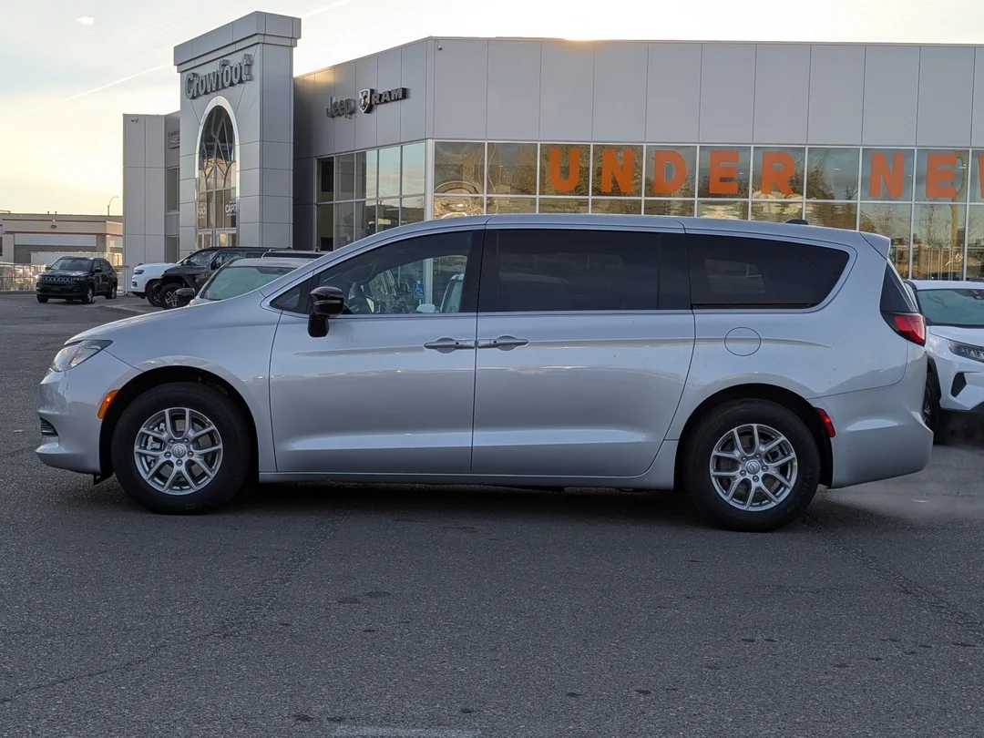 New 2026 Silver Chrysler SXT - - FWD - Power Liftgate - Power Sliding Doors - Leather - Remote Starter & More! image 5