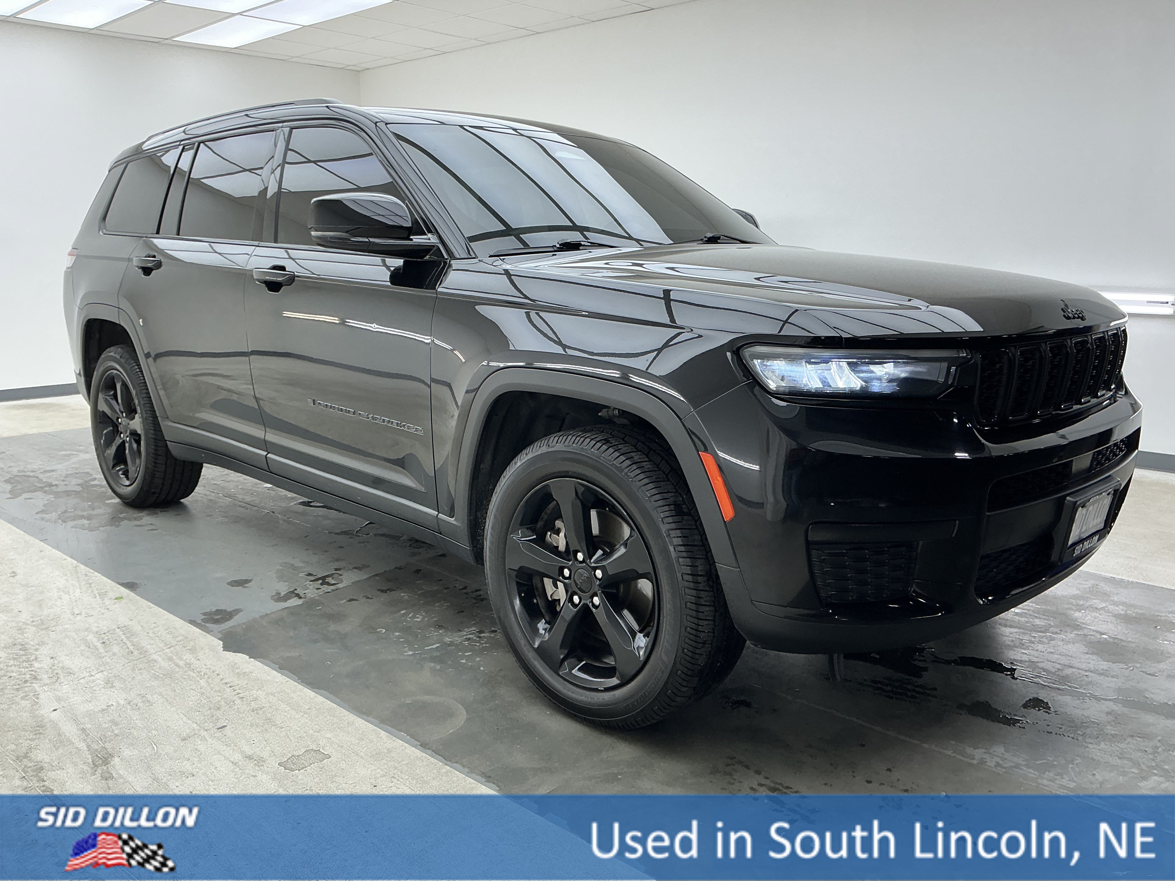 Used 2021 Diamond Black Crystal Pearlcoat Jeep Altitude image 3