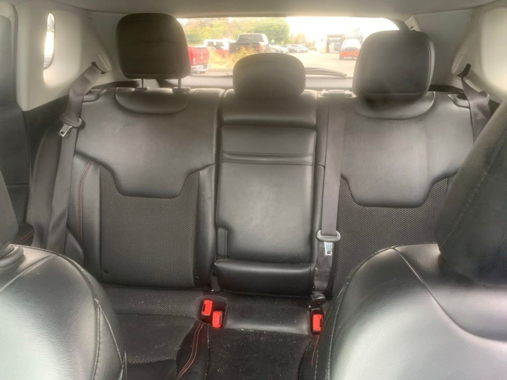 Used 2019 White Clearcoat Jeep Trailhawk image 27