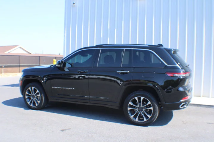 Used 2022 Diamond Black Crystal Pearlcoat Jeep Overland image 3