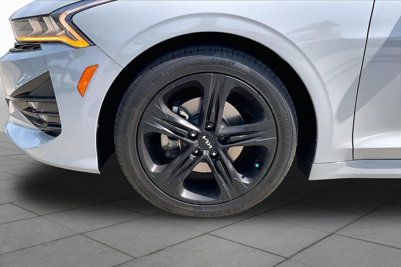 Used 2023 Wolf Gray Kia GT-Line image 13