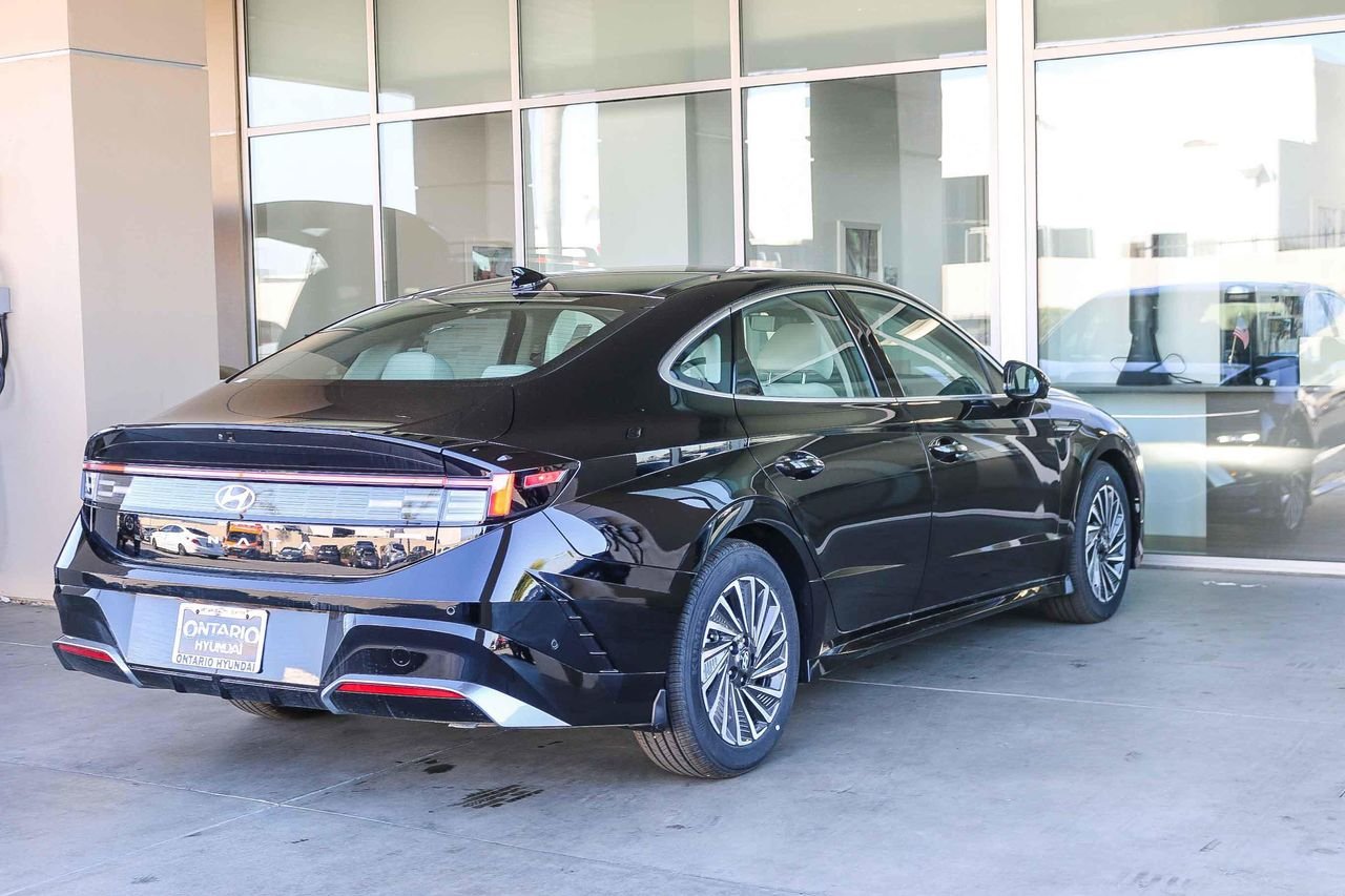 New 2025 Black Hyundai Limited image 8