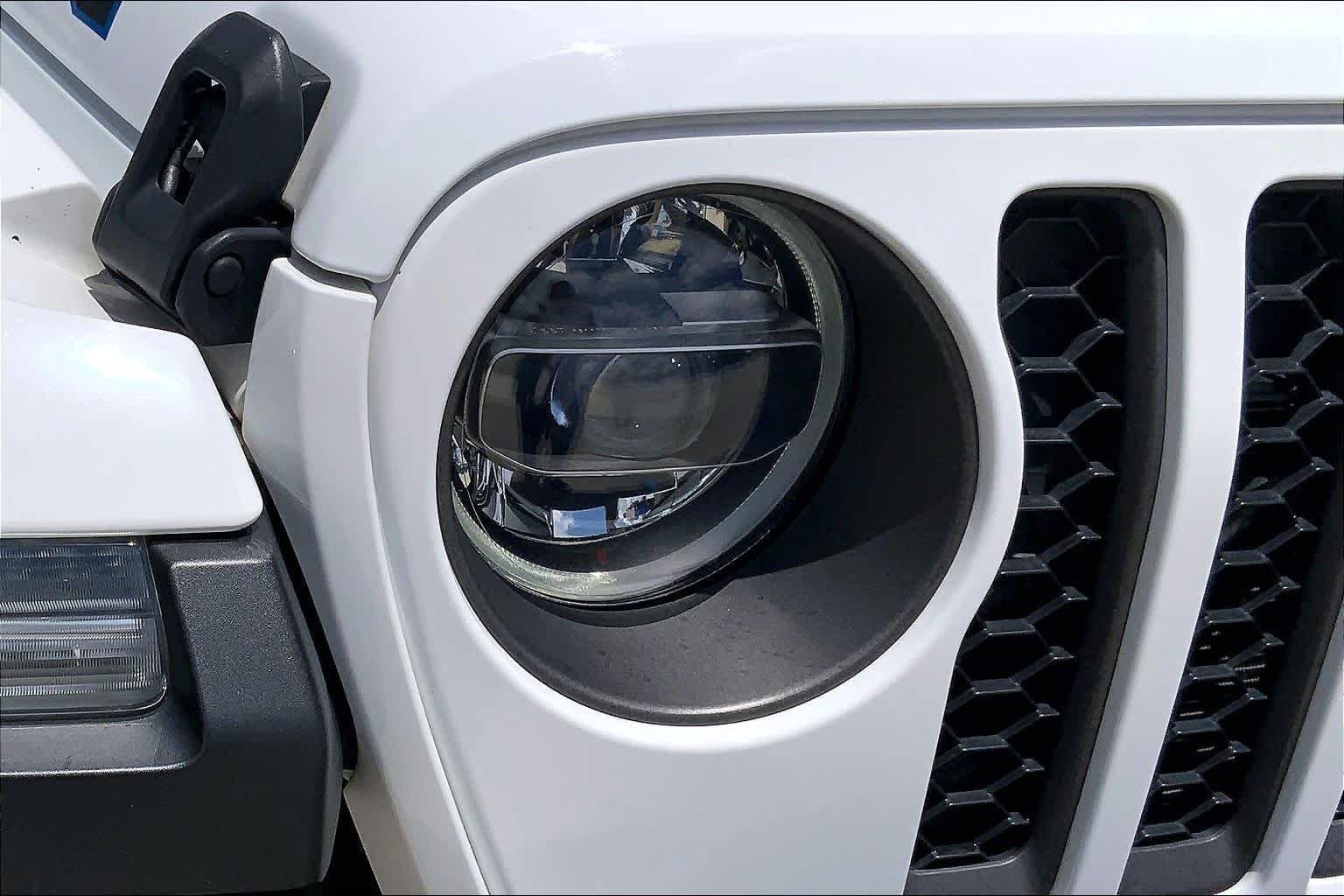 Used 2021 Bright White Clearcoat Jeep Unlimited Rubicon image 27