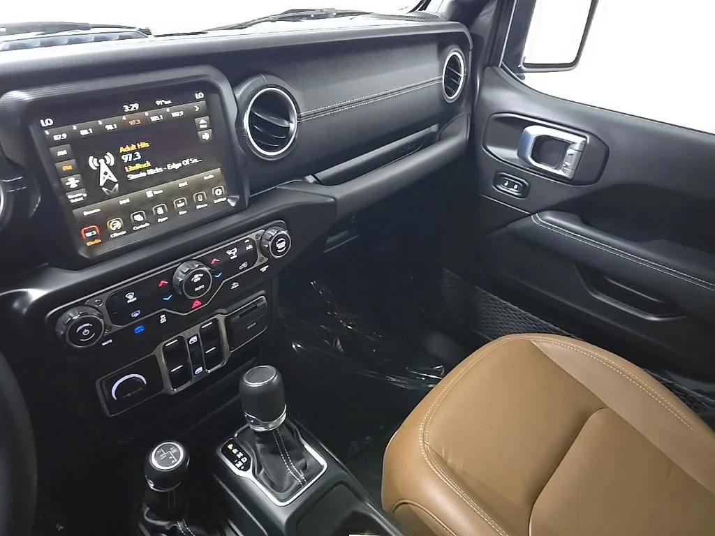 Used 2023 Crystal Metallic Jeep Sahara 4xe image 25