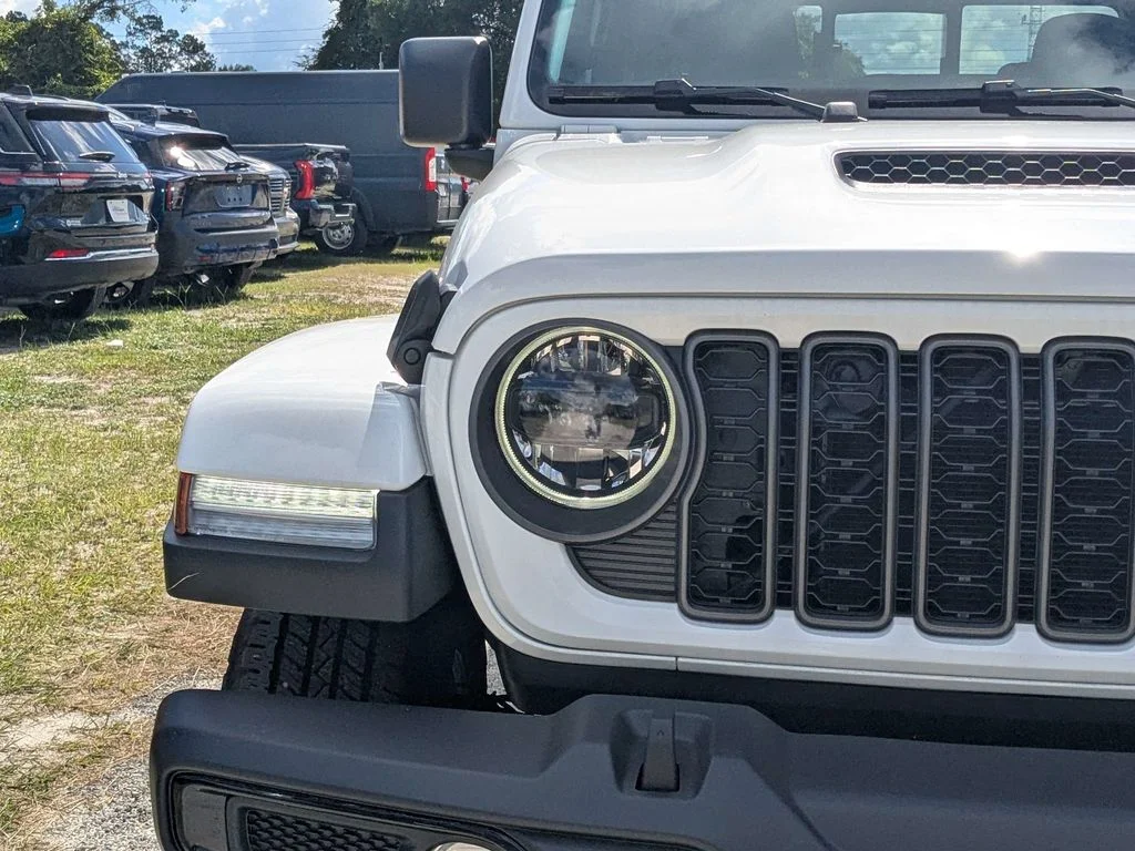 New 2026 Bright White Clear-Coat Exterior Paint Jeep Sport S image 10