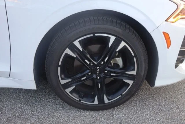 Used 2023 White Kia GT-Line image 13