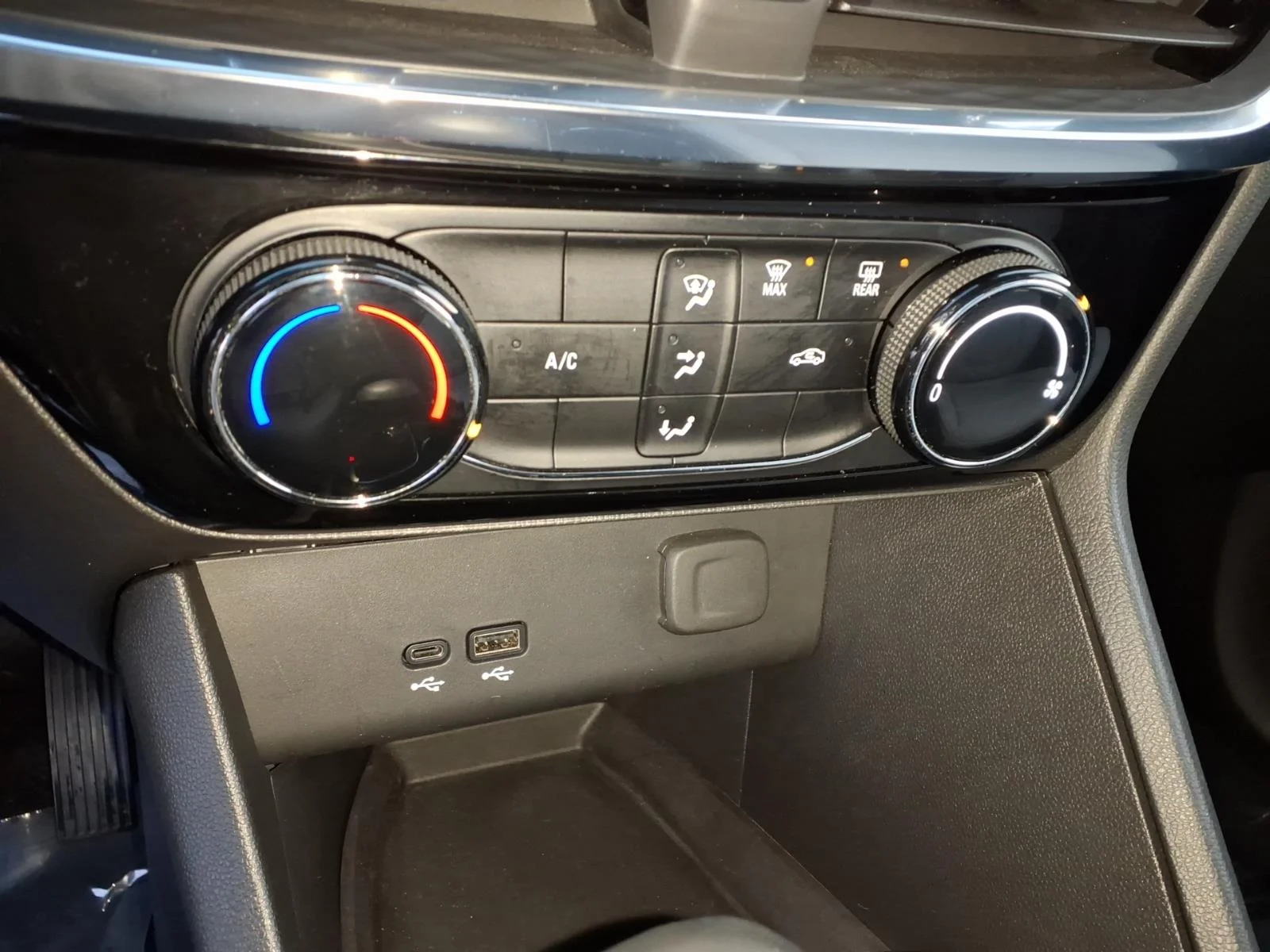 Used 2024 Ebony Buick Sport Touring image 9