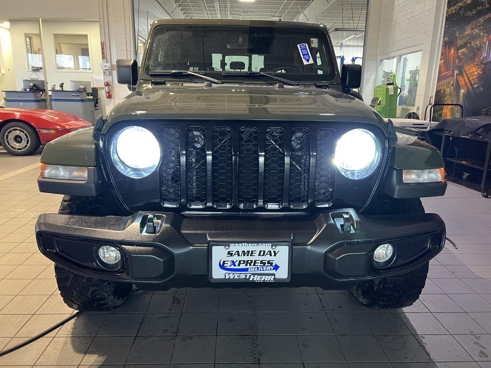 Used 2022  Jeep Altitude image 2