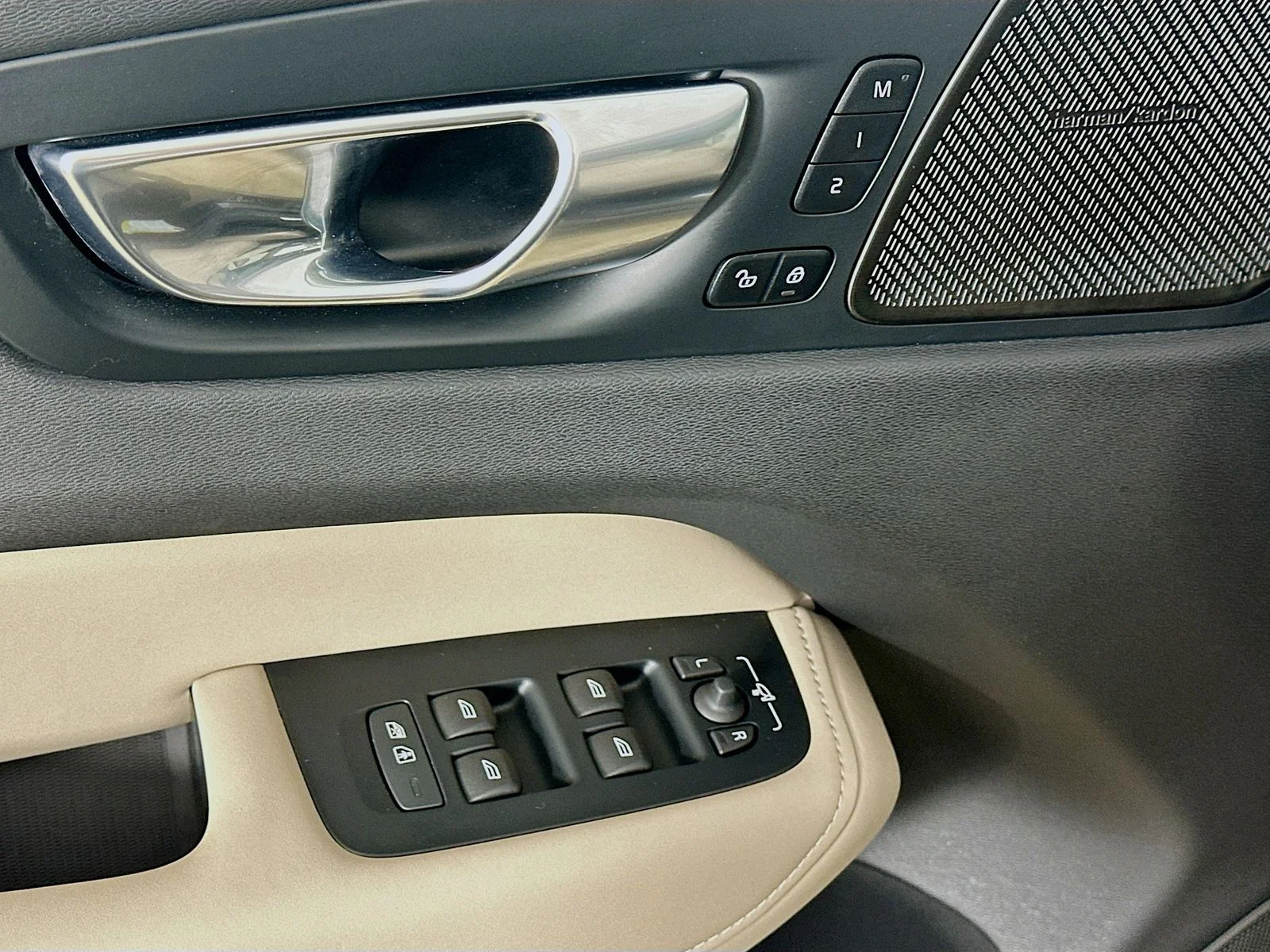 2026 Volvo XC60 Plus - Photo 17