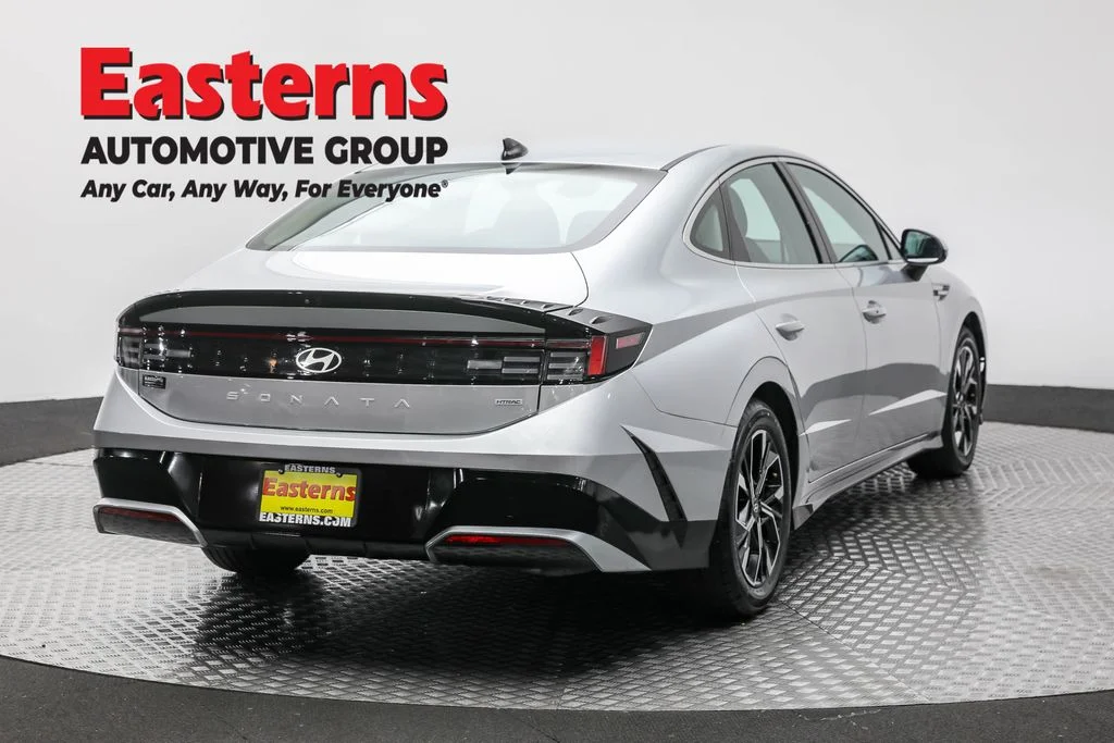 Used 2024 Silver Hyundai SEL image 5