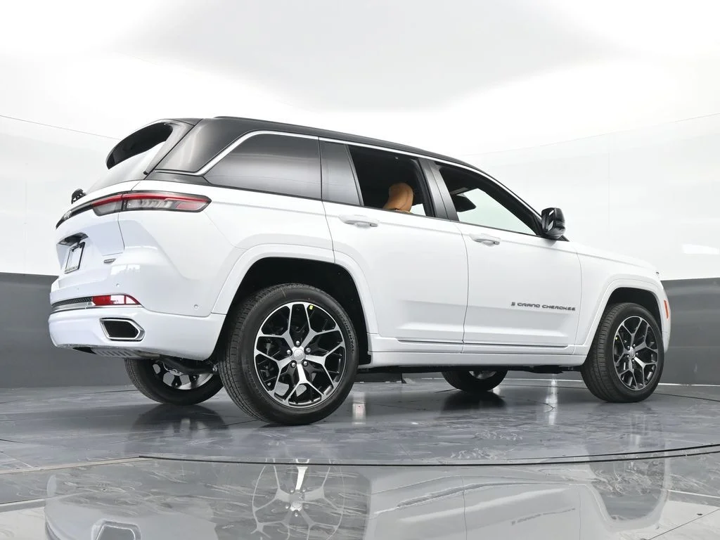 New 2025 Bright White Clear-Coat Exterior Paint Jeep Summit Reserve image 65