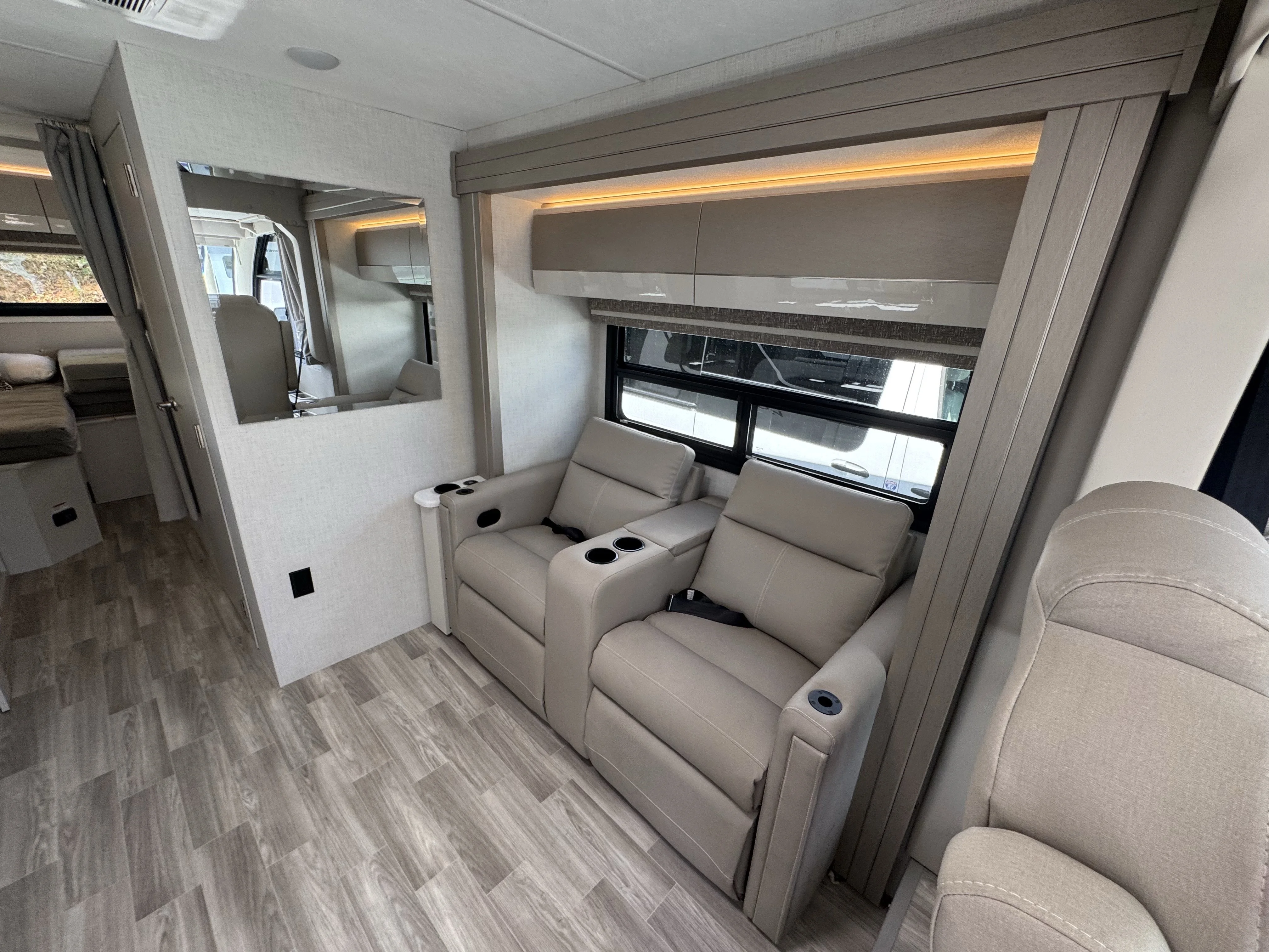 New 2026  Thor Motor Coach  image 17