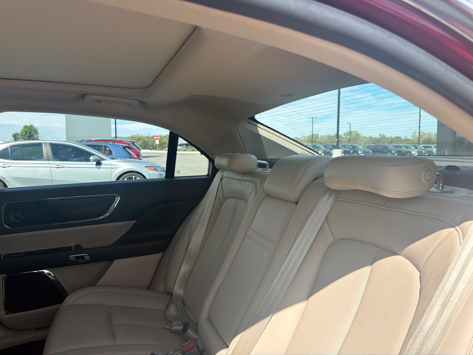 Used 2019 Red Lincoln Reserve image 9