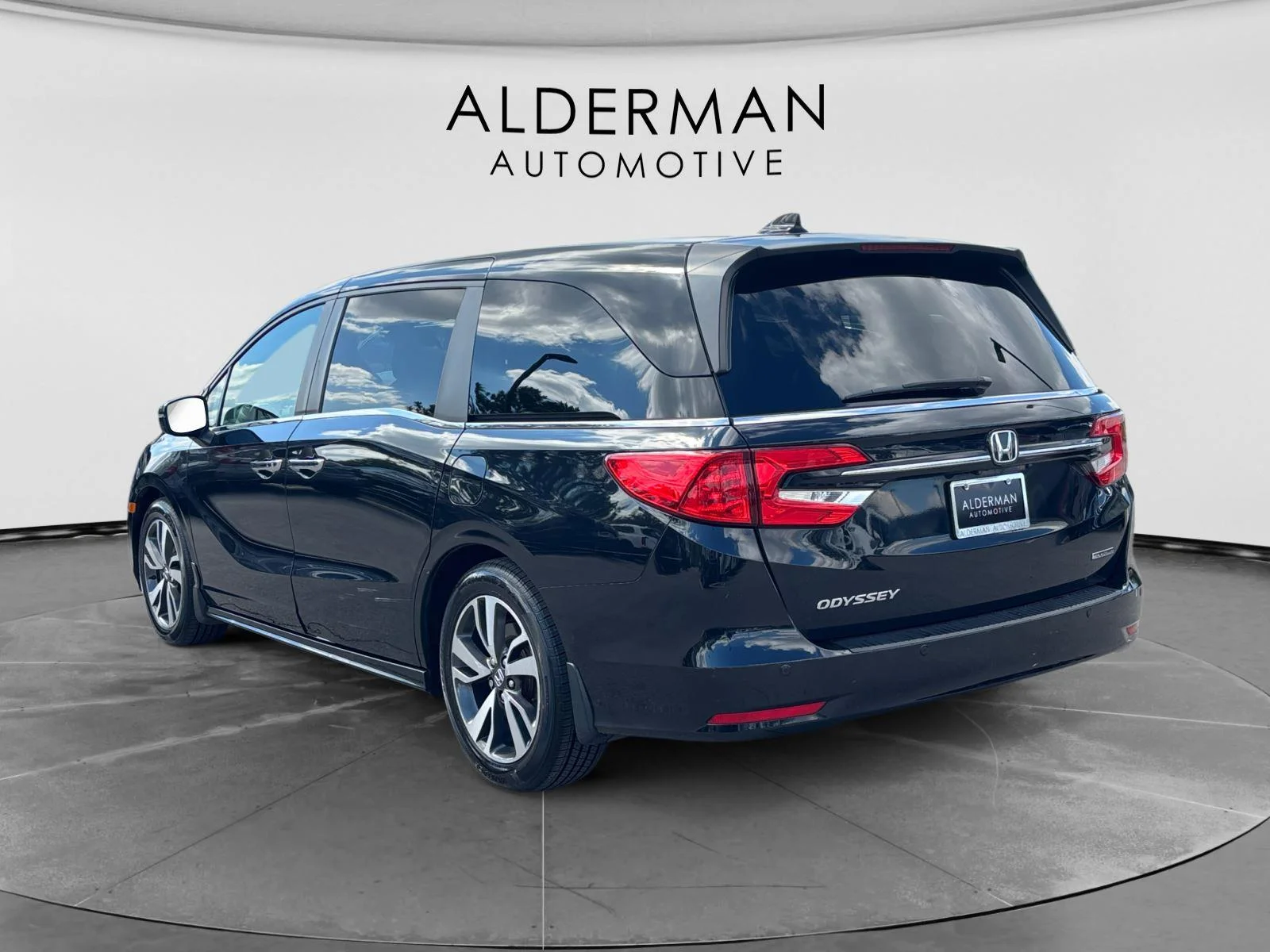 Used 2021 Crystal Black Pearl Honda Touring image 3