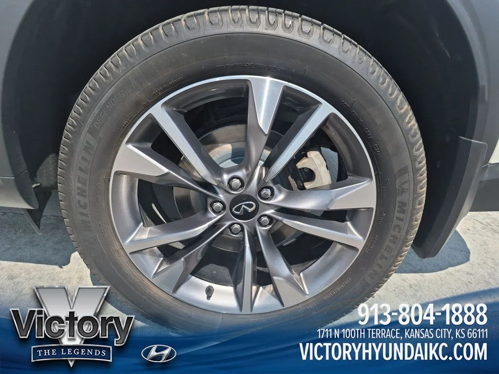 Used 2022 White INFINITI LUXE image 27