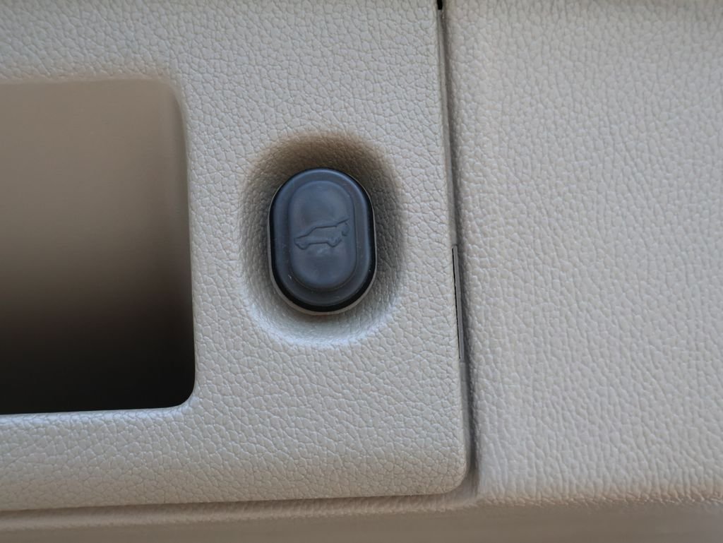 Used 2018 Black Chevrolet Premier image 17