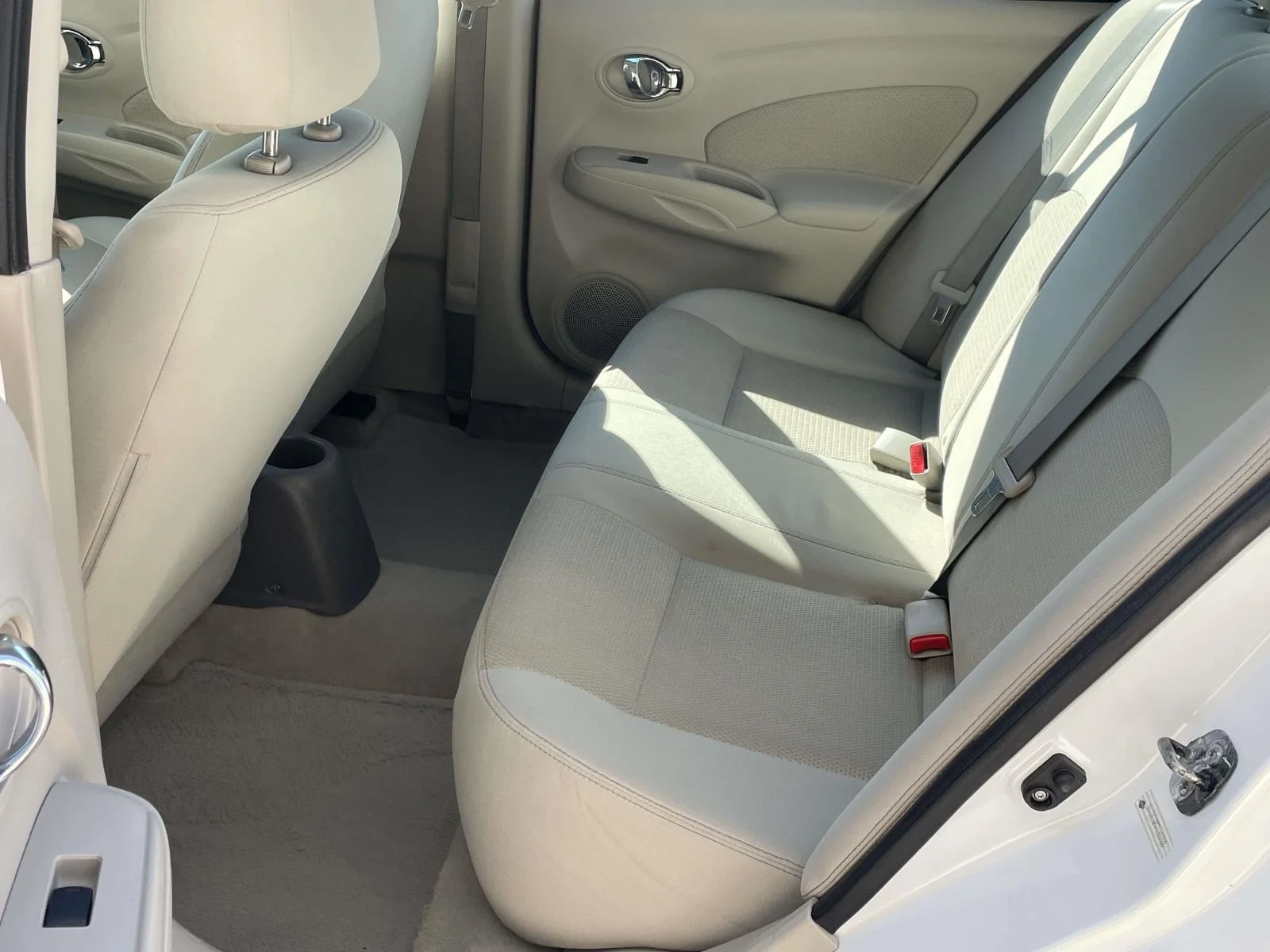 Used 2015 White Nissan 4dr Sdn CVT 1.6 SV image 19