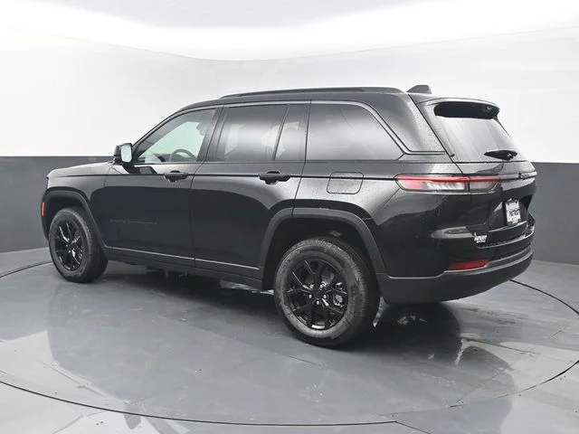 New 2026 Diamond Black Crystal Pearl-Coat Exterior Paint Jeep Altitude image 3