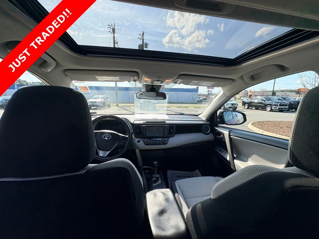 Used 2018 Red Toyota XLE image 35
