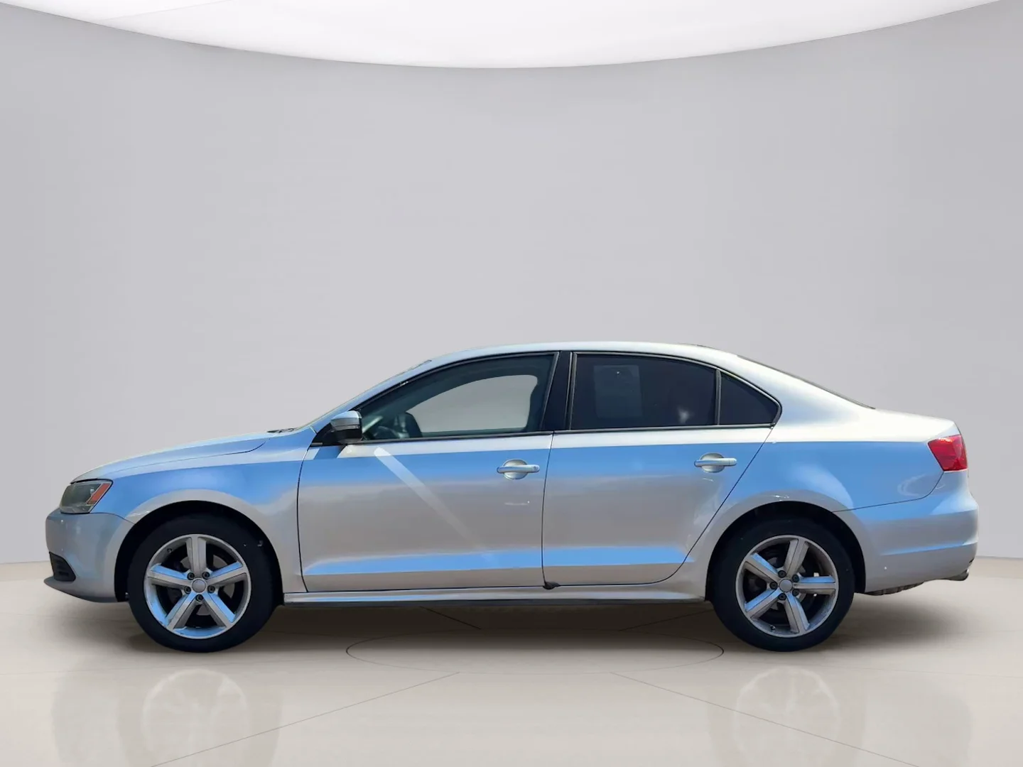 Used 2014 Silver Volkswagen SE image 2