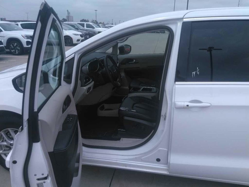 Used 2024 White Chrysler Touring L image 13