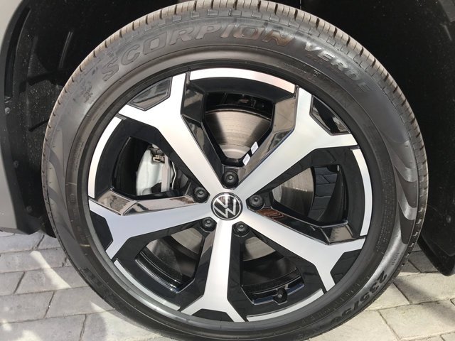 New 2026 Deep Black Pearl Volkswagen SE image 12