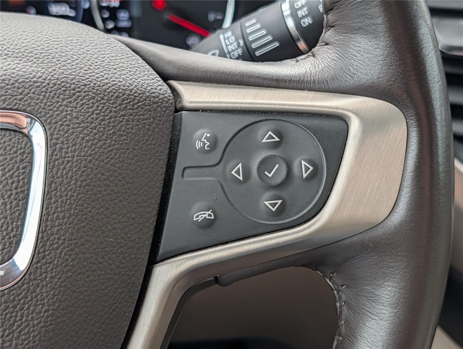 Used 2018 White Frost Tricoat GMC Denali image 26