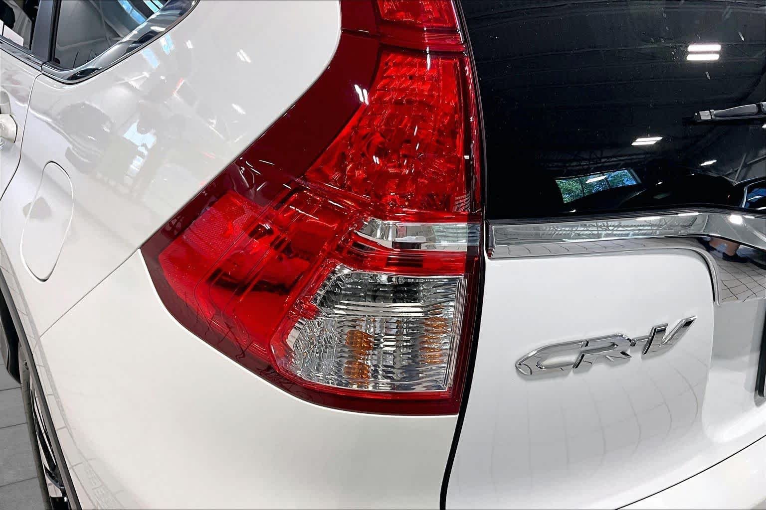 Used 2016 Alabaster Silver Metallic Honda Touring image 27