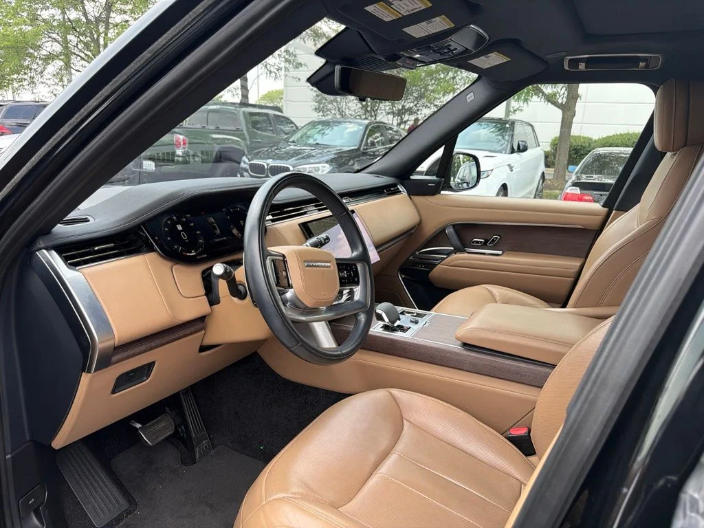Used 2023  Land Rover SE image 9