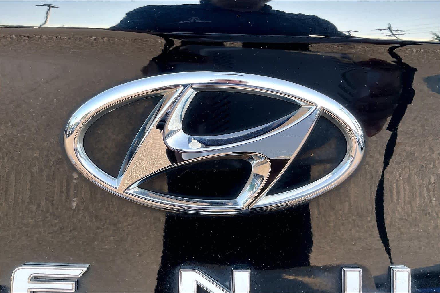 Used 2022 Black Noir Pearl Hyundai SEL image 63